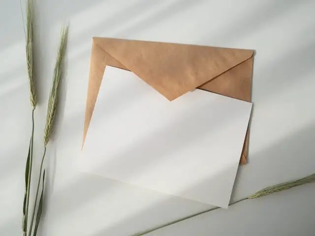 Photo of a white and a brown envelope